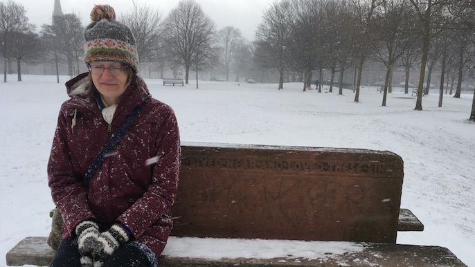 Anna na suidhe air being san t-sneachda